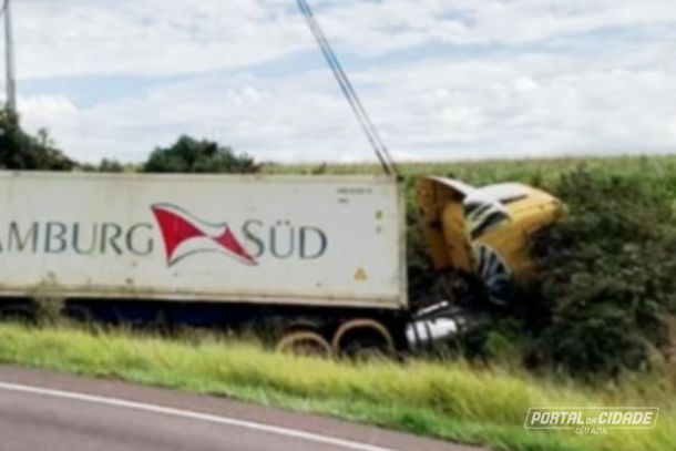 Ap&oacute;s colis&atilde;o frontal com Honda Civic caminh&atilde;o saiu da pista