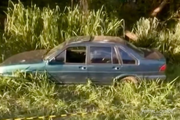 Ford Versailles utilizado pelos assaltantes 