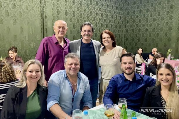 Frang&atilde;o Parcianello entre amigos prestigiando o evento 