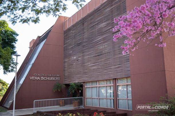 O Centro Cultural Vera Schubert de Umuarama fica localizado na avenida Rio Branco, 3633