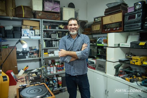Cl&aacute;udio uniu um hobby antigo &agrave; presta&ccedil;&atilde;o de servi&ccedil;os de restaura&ccedil;&atilde;o e conserto de aparelhos antigos