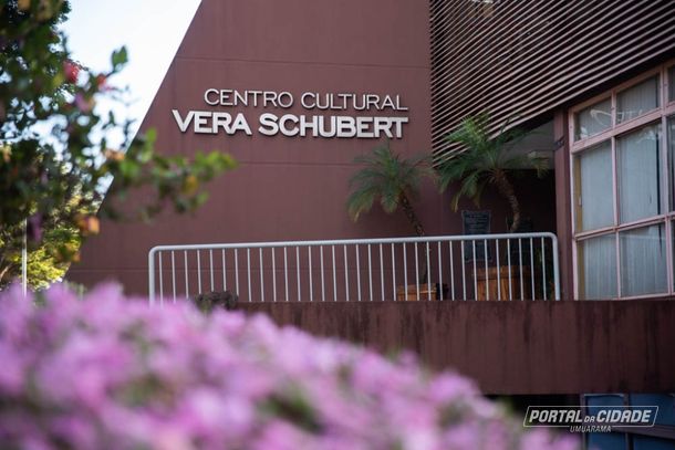 O Centro Cultural Vera Schubert de Umuarama fica localizado na avenida Rio Branco, 3633
