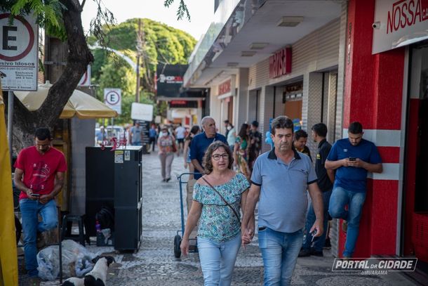 As lojas do comércio de rua ficam abertas até às 17h deste sábado (6)