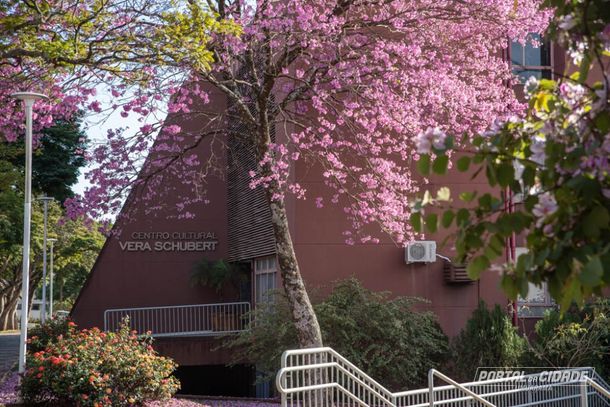 O Centro Cultural Vera Schubert de Umuarama fica localizado na avenida Rio Branco, 3633