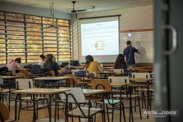 As oportunidades de cargo efetivo abrangem 77 áreas de conhecimento de todos os centros de ensino da instituição