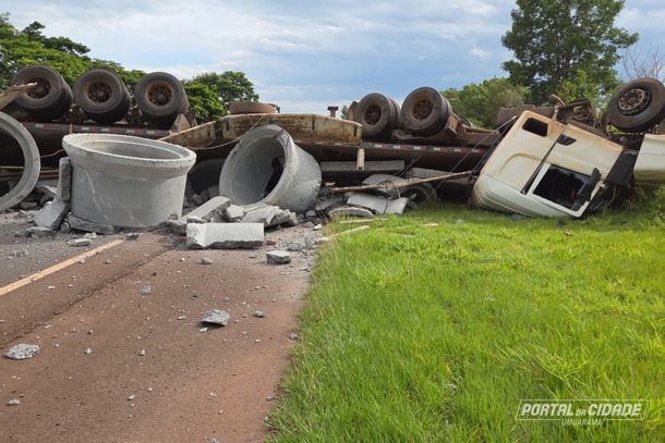 Caminh&atilde;o com placas de Mandagua&ccedil;u tombou e parte da carga ficou espalhada
