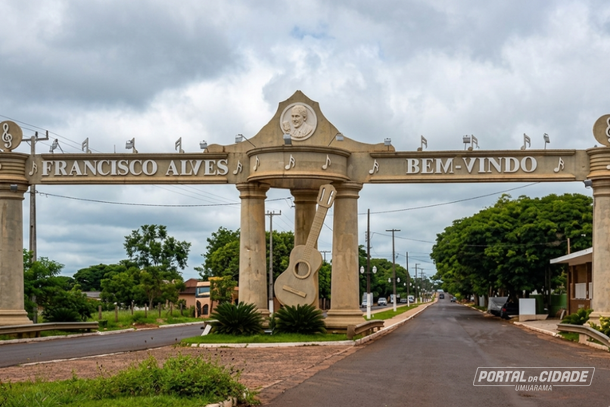 A v&iacute;tima relatou que eles utilizavam um ve&iacute;culo branco, com a parte dianteira rebaixada, mas n&atilde;o soube informar marca ou placa