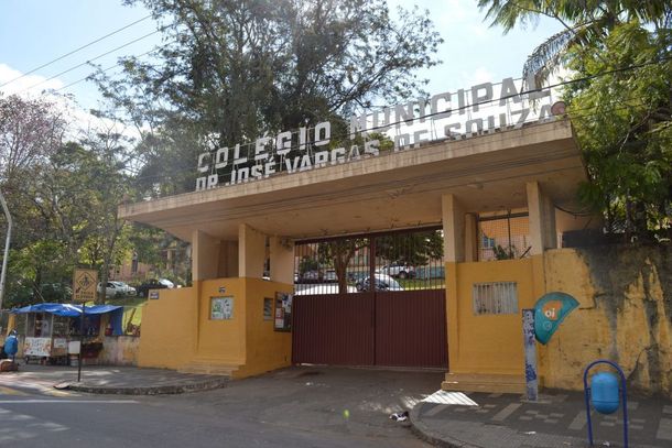 Dire&ccedil;&atilde;o da escola manteve aulas apesar da amea&ccedil;a