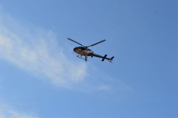 Helic&oacute;ptero da pol&iacute;cia sobrevoa o local
