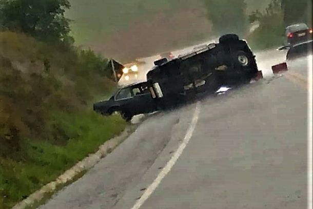 Motorista do carro ficou preso &agrave;s ferragens
