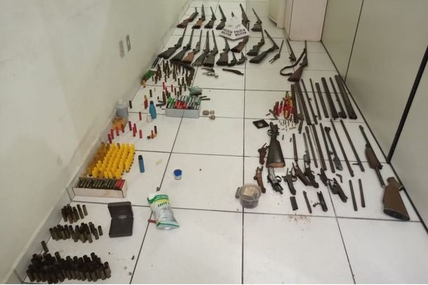 Policiais conseguiram encontrar armas de diversos calibres