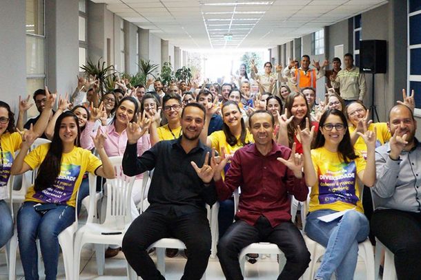 Colaboradores de Po&ccedil;os de Caldas durante Semana da Diversidade, uma das a&ccedil;&otilde;es desenvolvidas com foco na implanta&ccedil;&atilde;o de uma cultura inclusiva