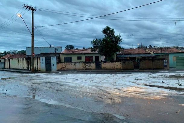 Alguns locais foram tomados pelas pedras de gelo