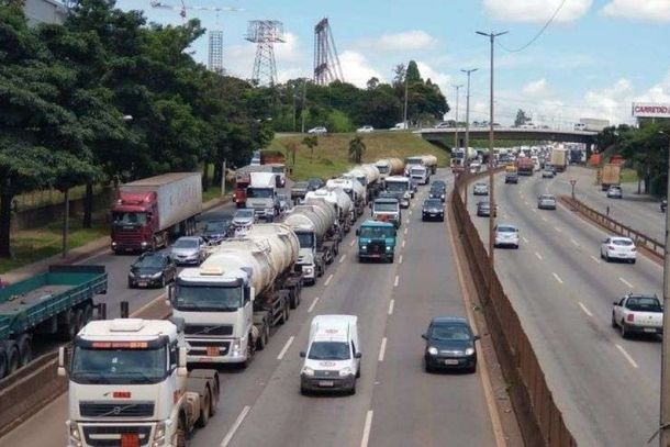 Em alguns postos j&aacute; falta combust&iacute;vel