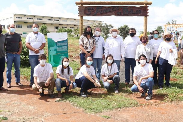Representantes da Alcoa, APS, Unifal e poder p&uacute;blico durante lan&ccedil;amento da quinta edi&ccedil;&atilde;o da Floresta de Bolso
