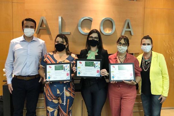 Fabio Martins, gerente de Opera&ccedil;&otilde;es da Alcoa Po&ccedil;os de Caldas, e Maria Cristina Gon&ccedil;alves, Consultora de Assuntos Institucionais da Unidade, ladeiam as tr&ecirc;s educadoras reconhecidas: Ana Maria, Patr&iacute;cia e Walmira (da esq. p/ dir.)