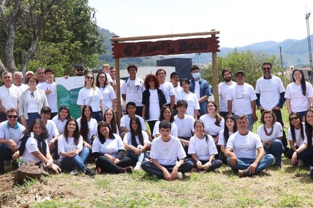 O lan&ccedil;amento da Floresta de Bolso reuniu alunos da Escola Edmundo Vieira e representantes de todos os parceiros do projeto