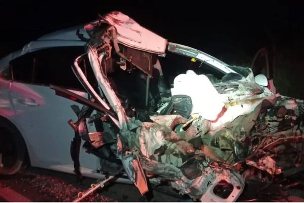Carro teria invadido a contram&atilde;o e causado a batida