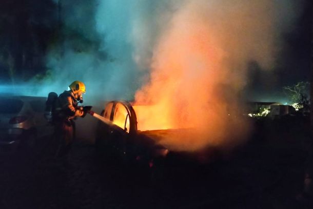 Ve&iacute;culo foi completamente destru&iacute;do pelo fogo