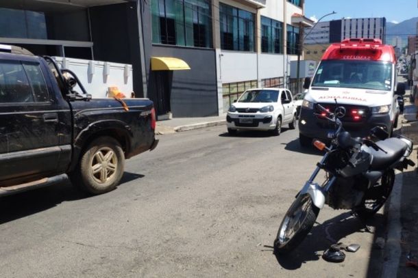 Jovens Ficam Feridos Em Acidente Entre Moto E Carro No Centro De Andradas