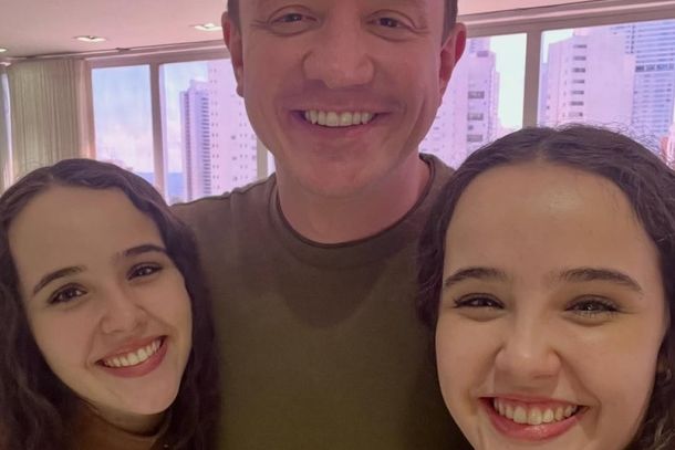 Dupla andradense Helen e Heloisa assina contrato com escritório de grandes nomes da música sertaneja