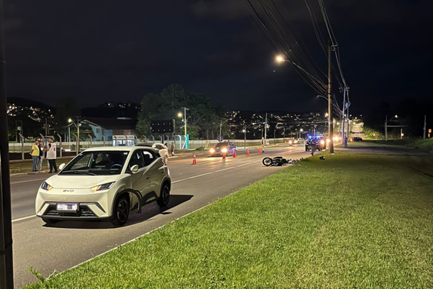 Jovem morre em acidente entre carro e moto na saída de Poços de Caldas