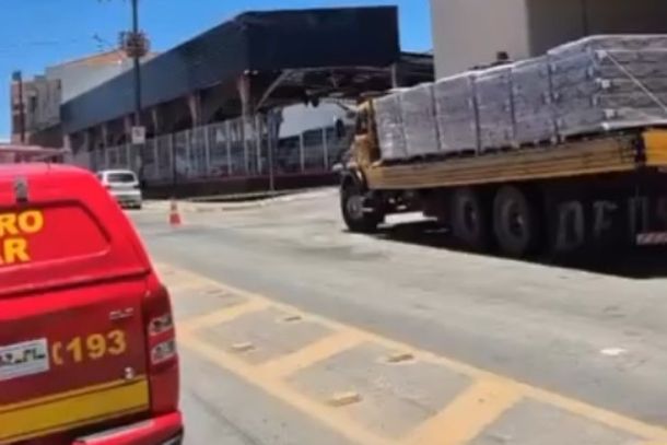 Caminhão derruba fiação e provoca princípio de incêndio em avenida de Andradas