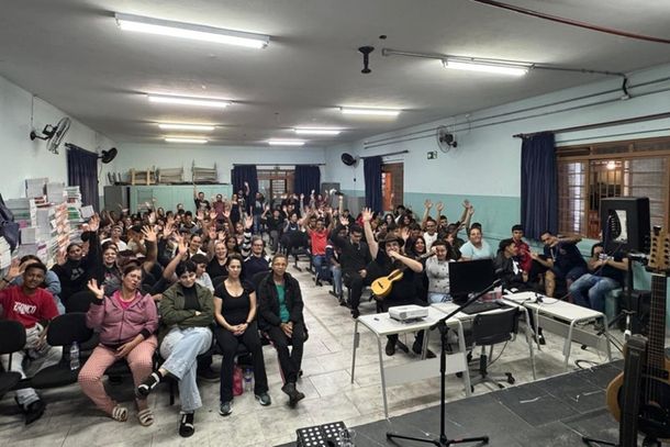 Escola Estadual Doutor Alcides Mosconi recebe Anderson Martins para a palestra musical “Prosa e Viola”