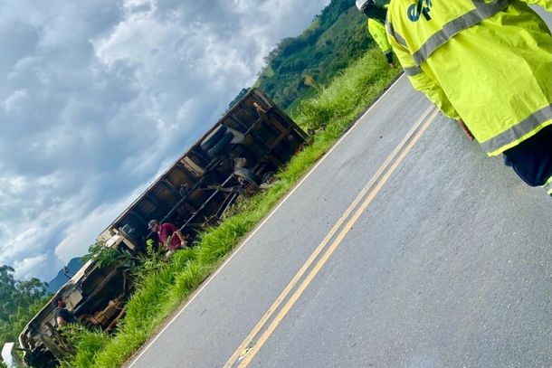 Acidente com caminhão deixa ferido na MG-455, em Andradas