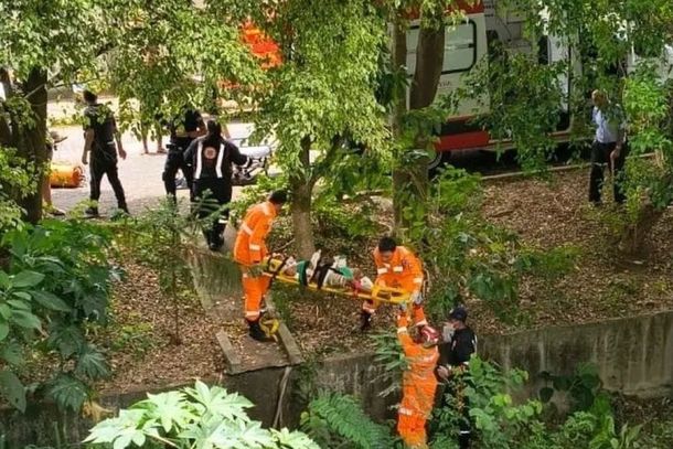 Menino cai em rio após perder controle de bicicleta em Andradas