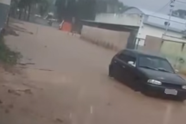Chuva forte causa alagamentos em Andradas