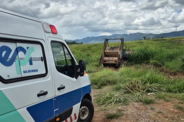 Caminhão sai da pista na MG-455 em Andradas