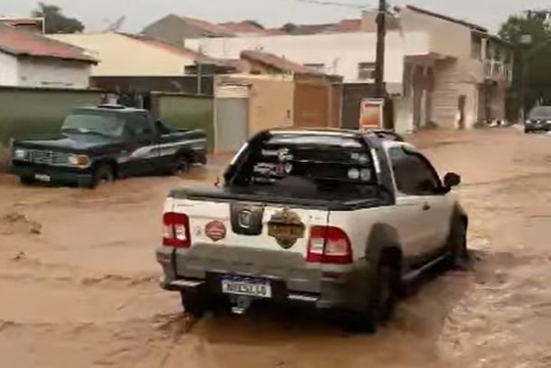 Chuva provoca alagamentos e interdições em Albertina