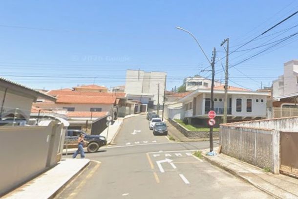 Motociclista fica ferido após colisão com carro em cruzamento de Andradas