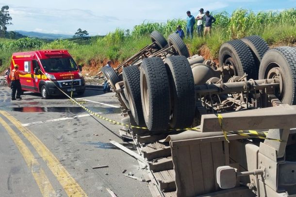 Motorista fica ferido após carreta tombar na BR-146