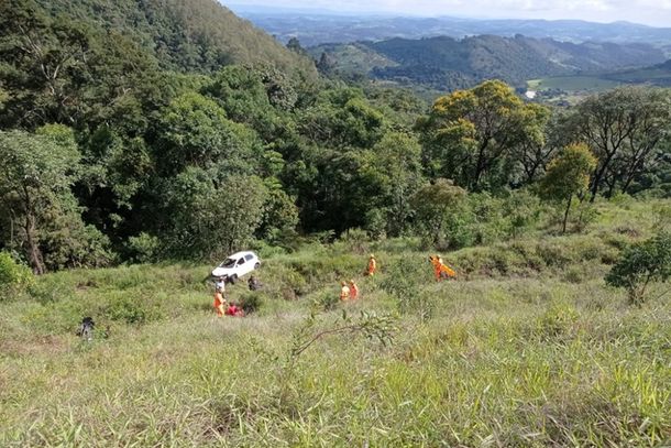 Carro capota em ribanceira na BR-146 e deixa dois feridos em Poços de Caldas