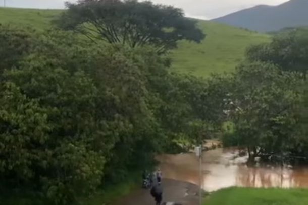 Chuva intensa provoca alagamentos em Andradas
