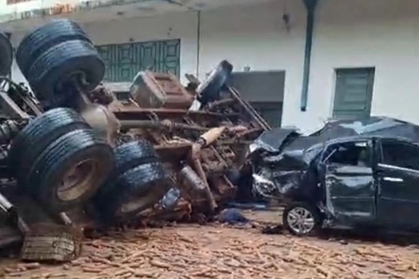 Motorista morre após caminhão tombar em Águas da Prata