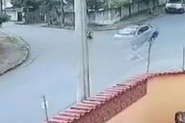 Motociclista fica gravemente ferido após colisão em cruzamento de Poços de Caldas