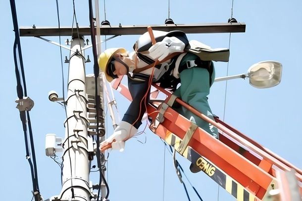 Manutenção da Cemig deixa ruas sem energia em Andradas