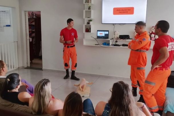 Bombeiros capacitam equipe da Casa Arco-Íris