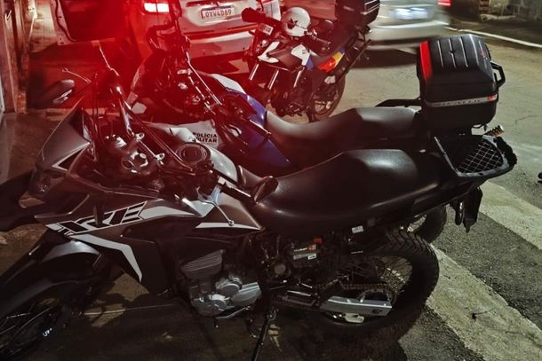 Jovem é preso após fuga e suspeita de moto adulterada em Andradas