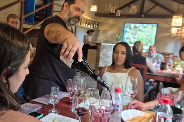 Stella Valentino realiza treinamento para equipe de restaurante em Andradas