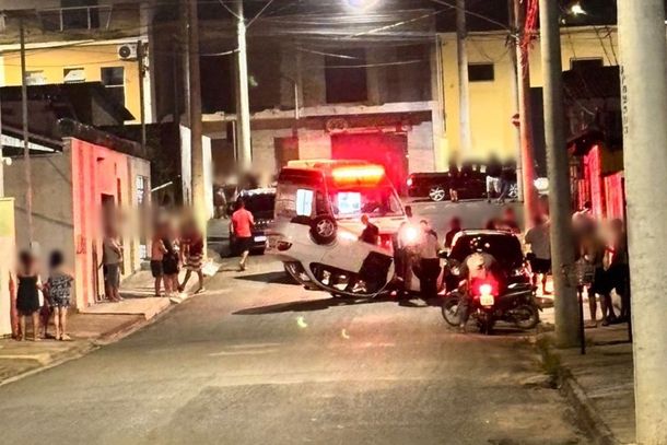 Carro capota em Andradas