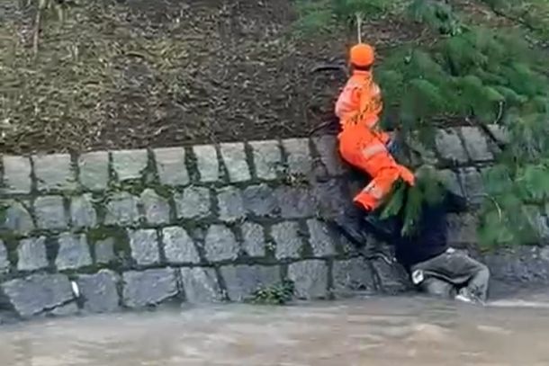 Homem é resgatado após cair em ribeirão em Poços de Caldas