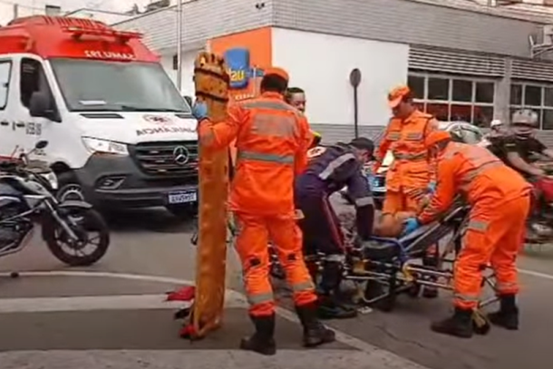Acidente entre carro e moto deixa ferido no Centro