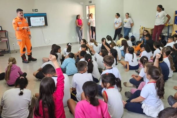 Bombeiros realizam ação educativa em escola de Andradas