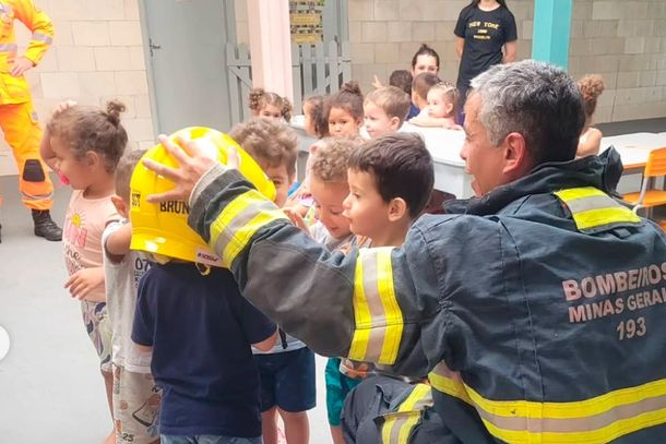 Bombeiros participam de atividade em creche de Andradas