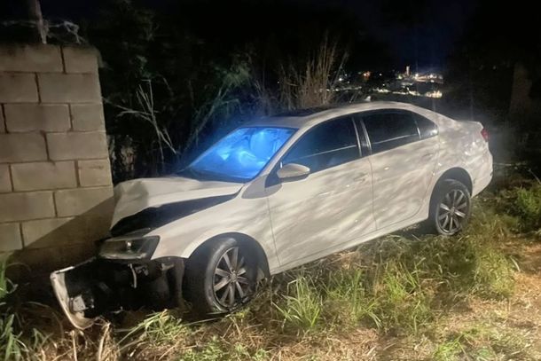 Carro bate em muro e ocupantes abandonam veículo em Andradas