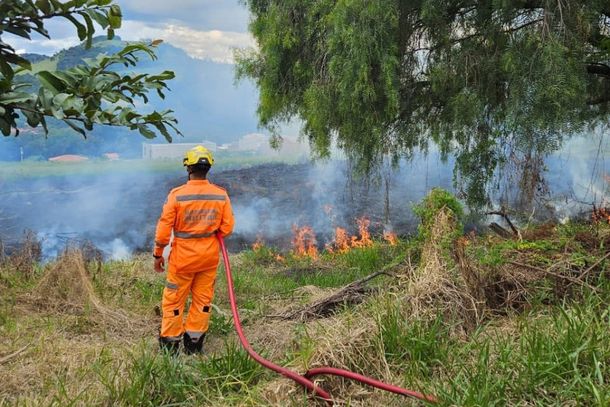 Bombeiros atendem incêndios em Andradas